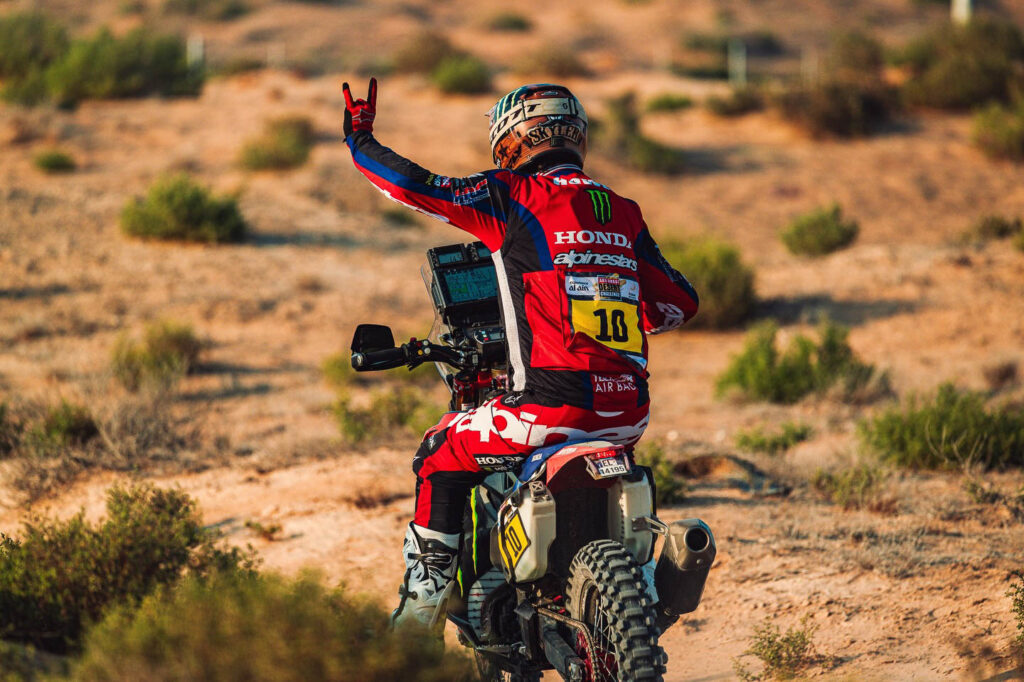 Piloto Skyler Howes em sua moto Honda CRF450 Rally competindo em uma etapa desafiadora do Rally Dakar no deserto.
