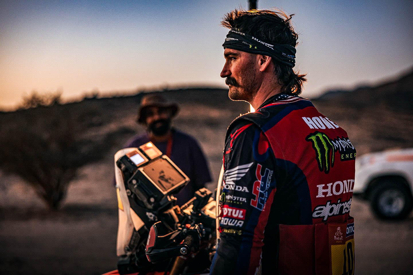 Piloto Skyler Howes em sua moto Honda CRF450 Rally competindo em uma etapa desafiadora do Rally Dakar no deserto.