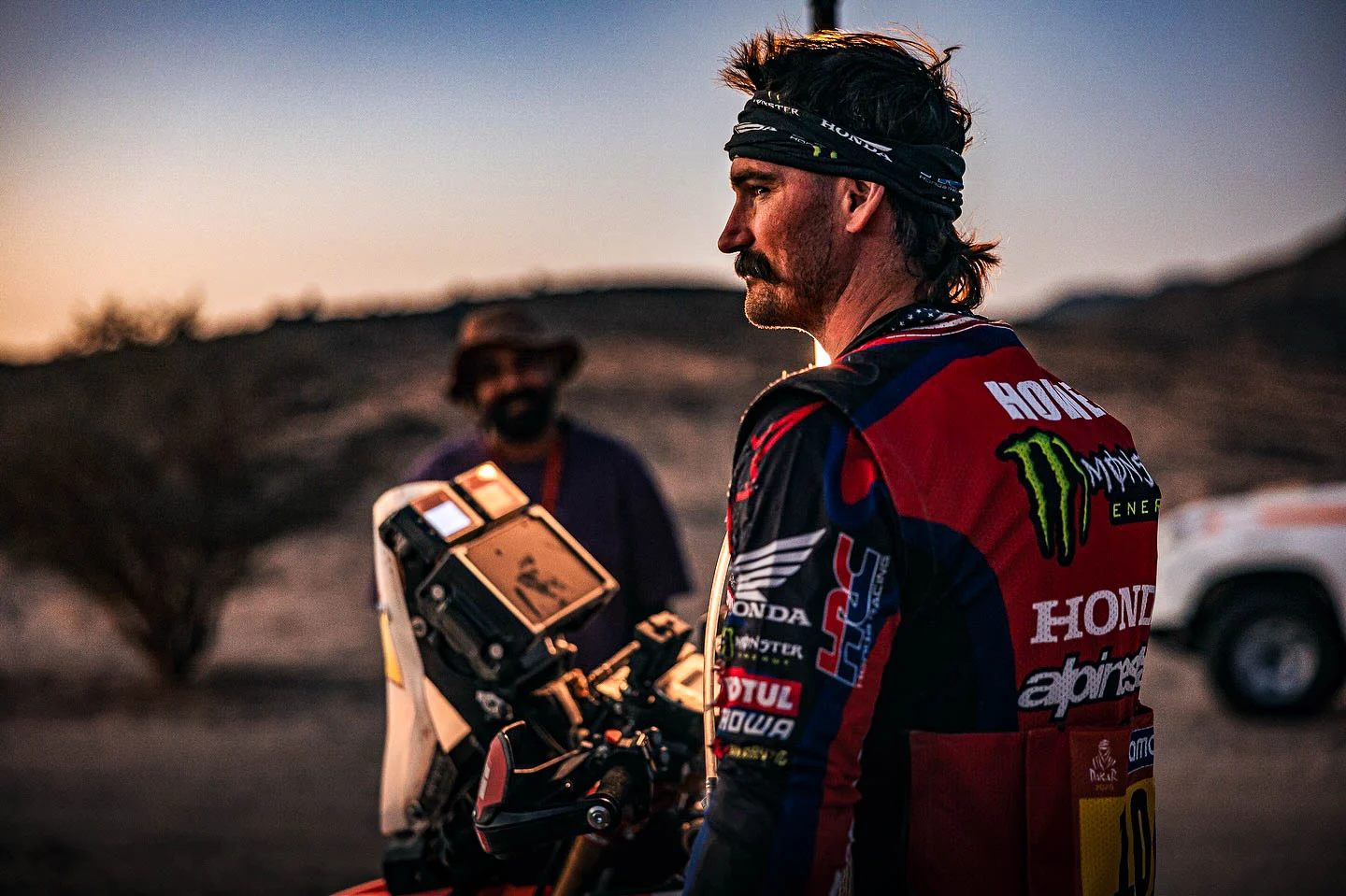 Piloto Skyler Howes em sua moto Honda CRF450 Rally competindo em uma etapa desafiadora do Rally Dakar no deserto.
