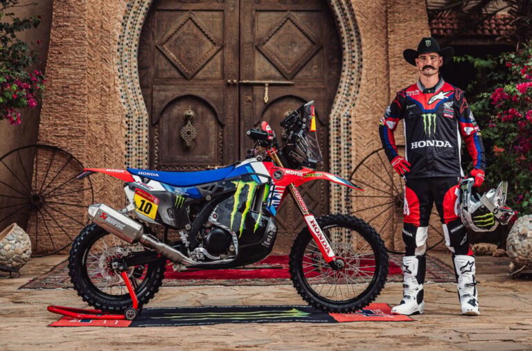 Piloto Skyler Howes em sua moto Honda CRF450 Rally competindo em uma etapa desafiadora do Rally Dakar no deserto.