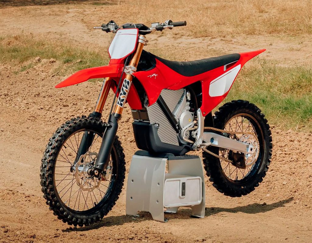 Duas motocicletas Stark Varg Factory Edition, uma de motocross e outra de enduro, com grafismos exclusivos e componentes de competição em destaque, em um cenário off-road.