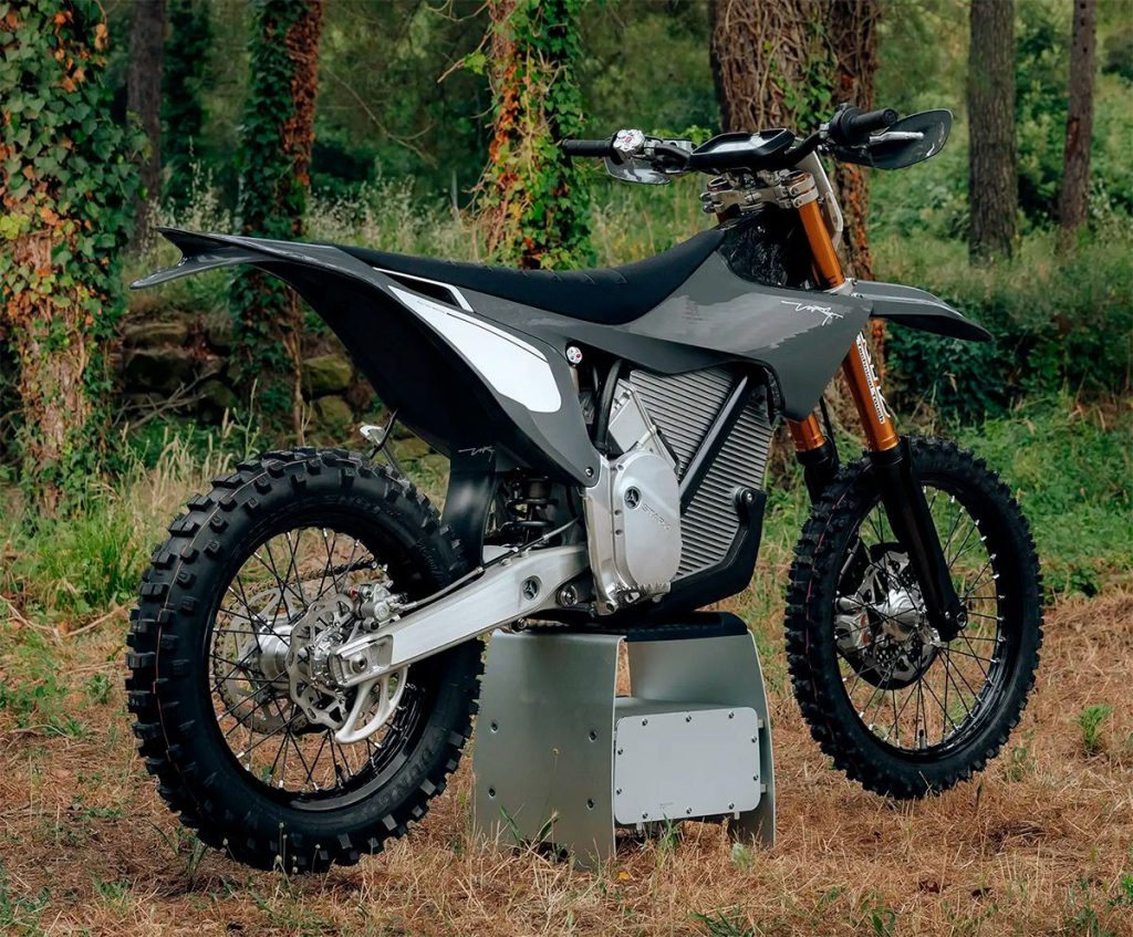 Duas motocicletas Stark Varg Factory Edition, uma de motocross e outra de enduro, com grafismos exclusivos e componentes de competição em destaque, em um cenário off-road.