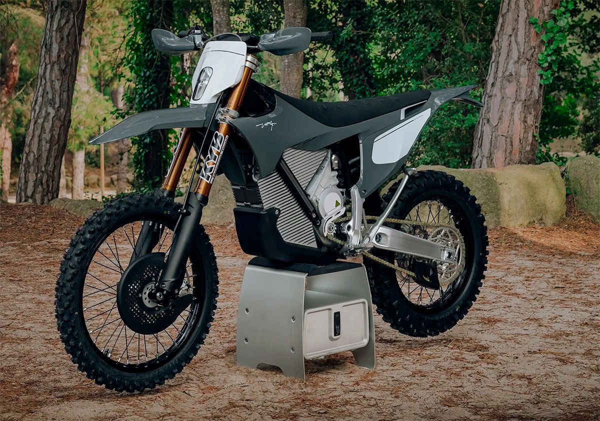 Duas motocicletas Stark Varg Factory Edition, uma de motocross e outra de enduro, com grafismos exclusivos e componentes de competição em destaque, em um cenário off-road.