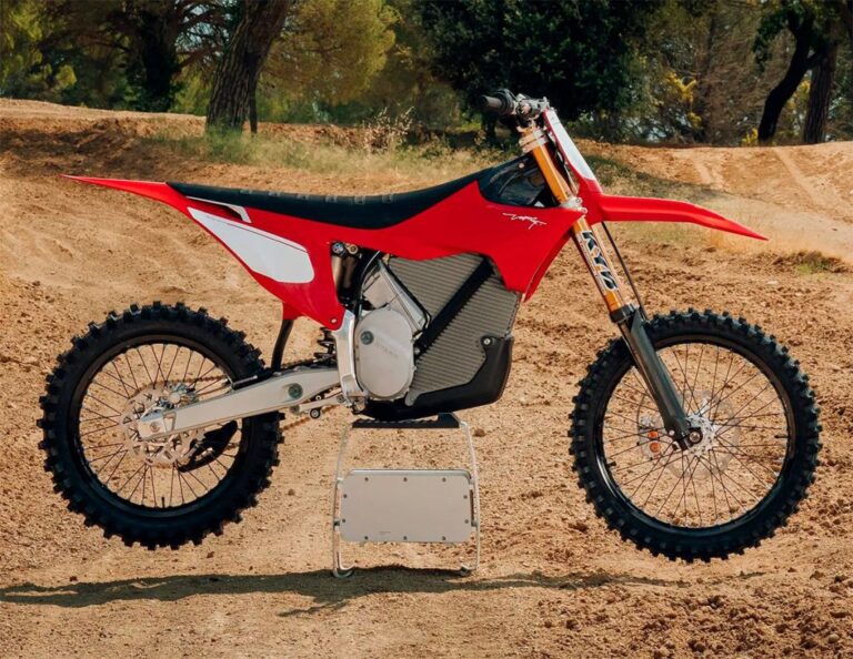 Duas motocicletas Stark Varg Factory Edition, uma de motocross e outra de enduro, com grafismos exclusivos e componentes de competição em destaque, em um cenário off-road.