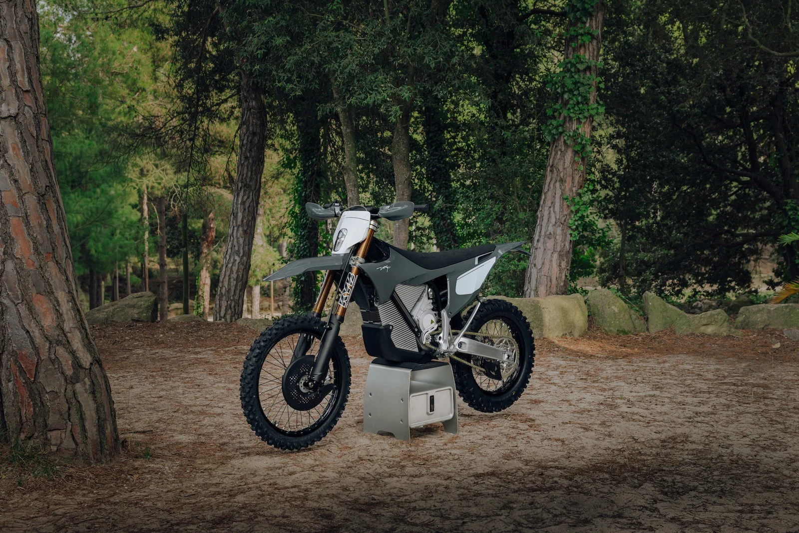 Imagem detalhada da Stark Varg Factory Edition MX em ação, destacando seu design agressivo e suspensão de alta performance.