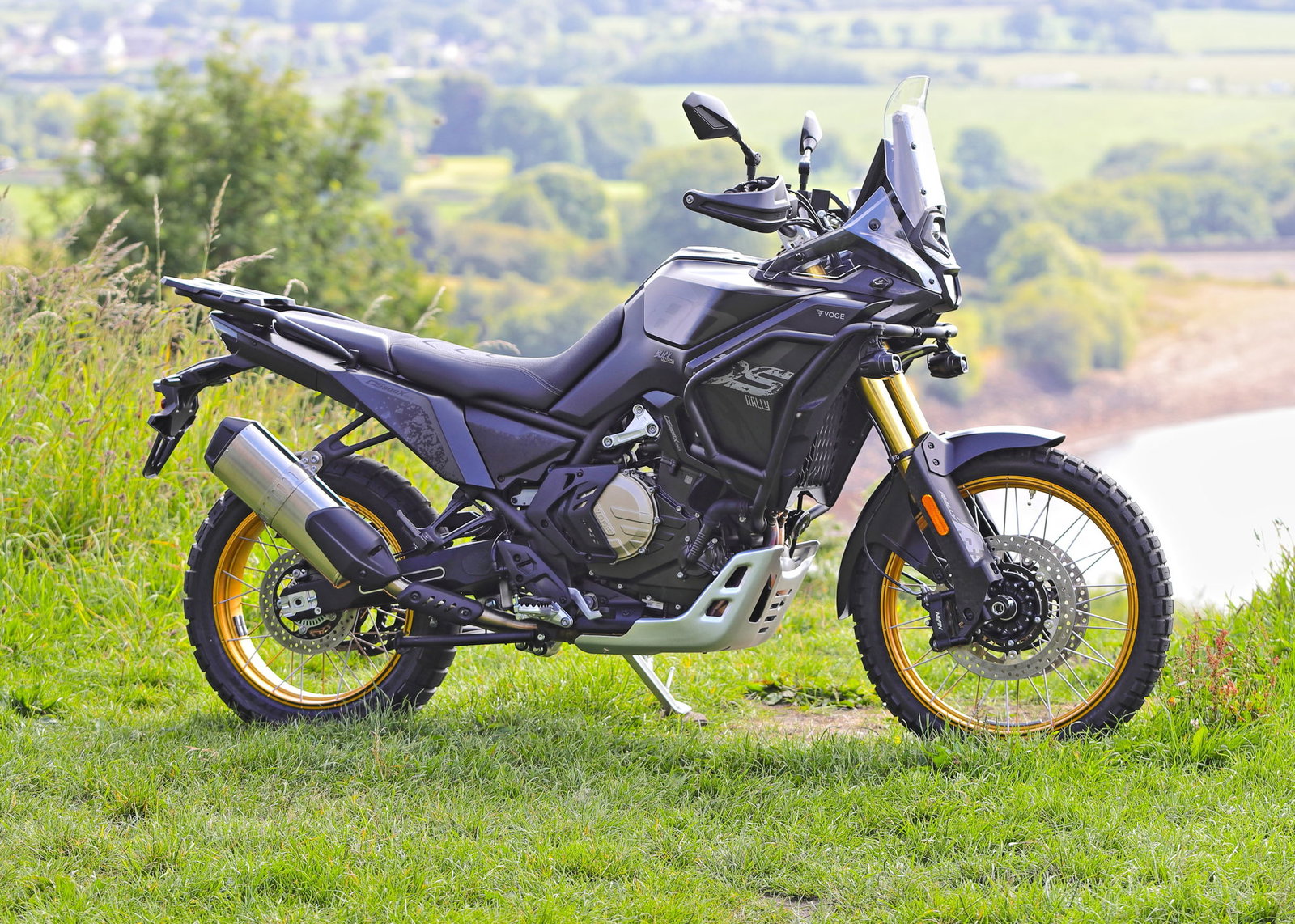 Motocicleta Voge DS 900 X equipada com suspensão Touratech, pronta para aventuras off-road em trilha de terra, demonstrando alta performance e capacidade.
