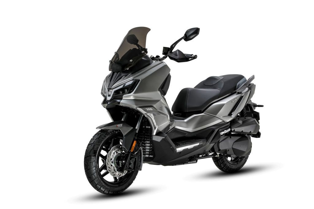 SYM ADX 300 MY26 scooter crossover em ambiente urbano, destacando seu design moderno, tecnologia embarcada e capacidade para diferentes terrenos.