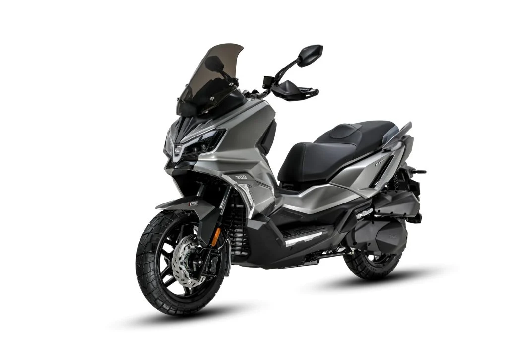 SYM ADX 300 MY26 scooter crossover em ambiente urbano, destacando seu design moderno, tecnologia embarcada e capacidade para diferentes terrenos.