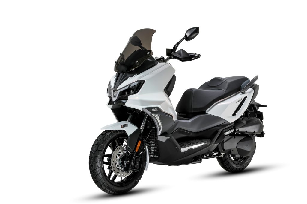 SYM ADX 300 MY26 scooter crossover em ambiente urbano, destacando seu design moderno, tecnologia embarcada e capacidade para diferentes terrenos.