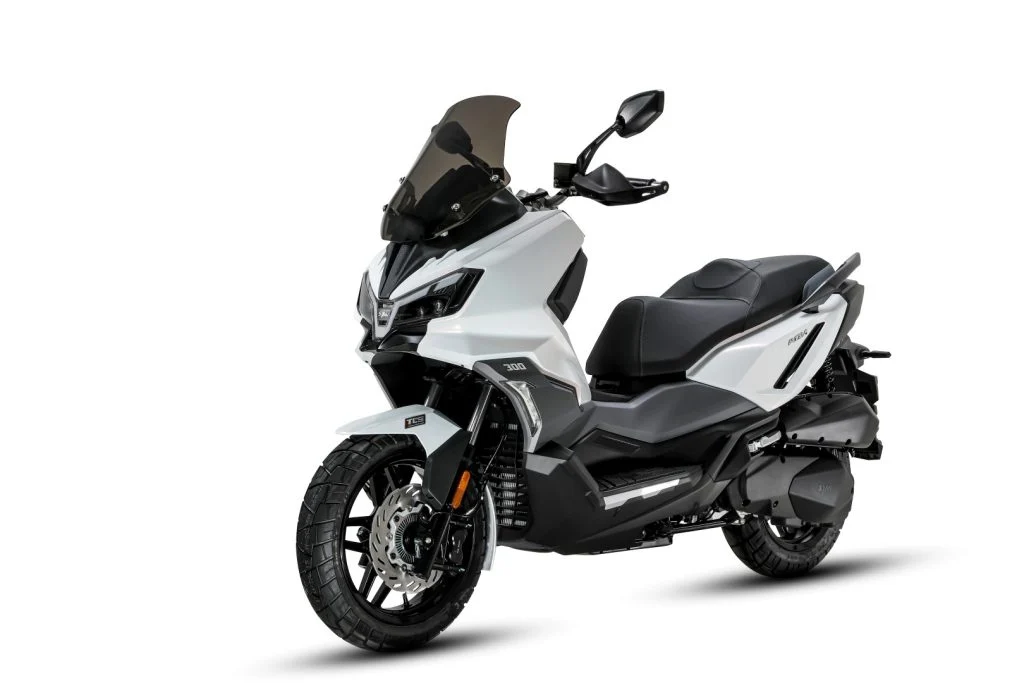 SYM ADX 300 MY26 scooter crossover em ambiente urbano, destacando seu design moderno, tecnologia embarcada e capacidade para diferentes terrenos.