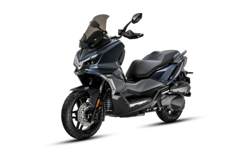 SYM ADX 300 MY26 scooter crossover em ambiente urbano, destacando seu design moderno, tecnologia embarcada e capacidade para diferentes terrenos.
