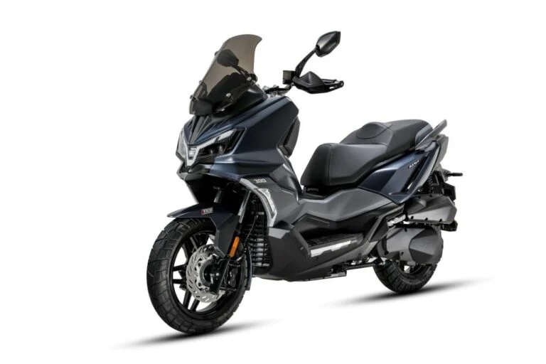SYM ADX 300 MY26 scooter crossover em ambiente urbano, destacando seu design moderno, tecnologia embarcada e capacidade para diferentes terrenos.
