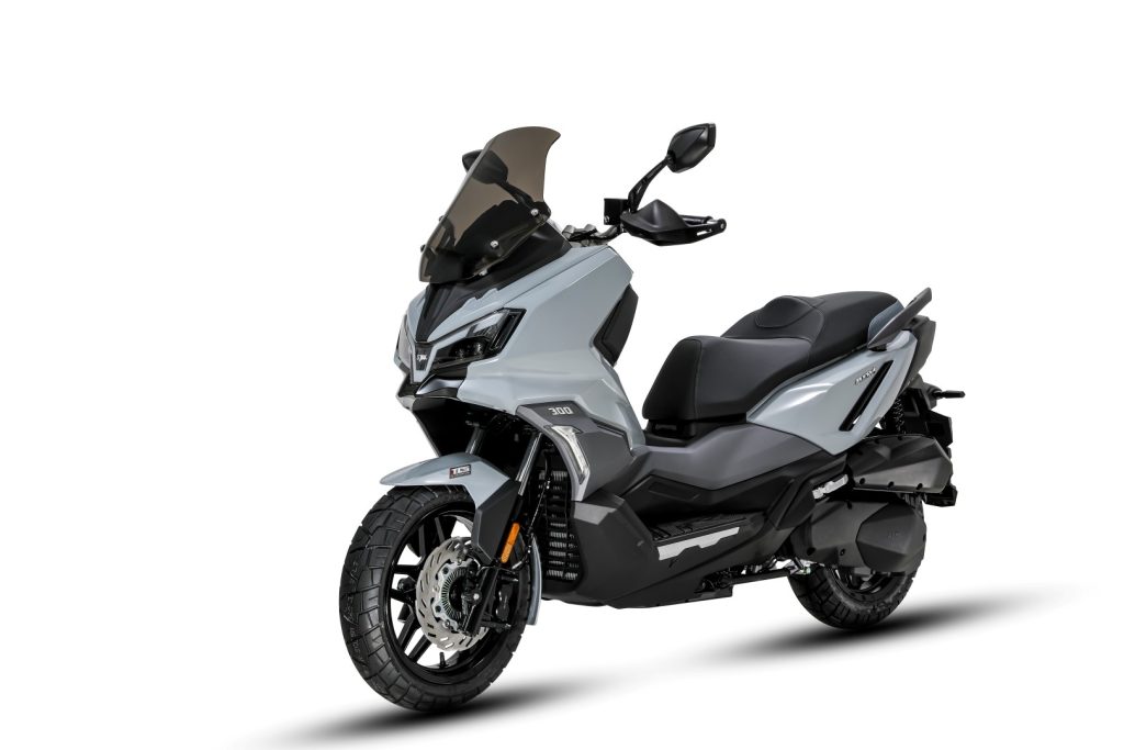 SYM ADX 300 MY26 scooter crossover em ambiente urbano, destacando seu design moderno, tecnologia embarcada e capacidade para diferentes terrenos.