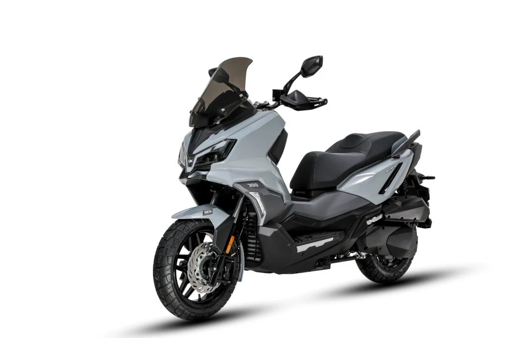 SYM ADX 300 MY26 scooter crossover em ambiente urbano, destacando seu design moderno, tecnologia embarcada e capacidade para diferentes terrenos.
