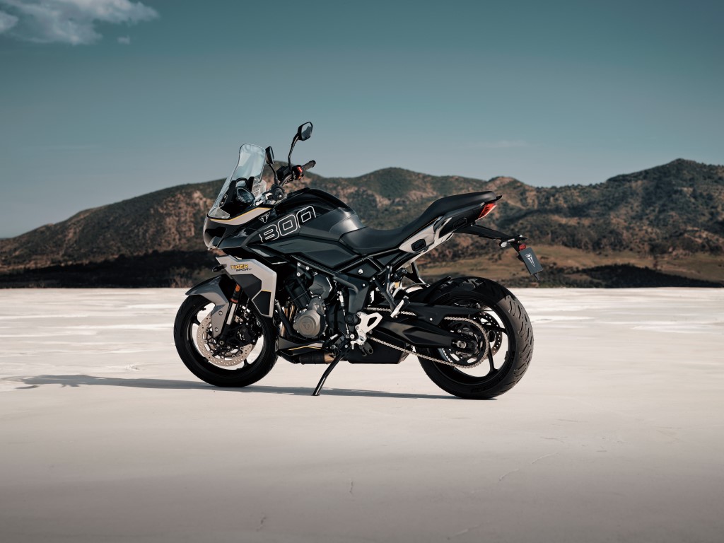 Motocicletas Triumph exibindo as novas e vibrantes opções de cores para 2027, com design que realça a personalidade esportiva e clássica da marca.