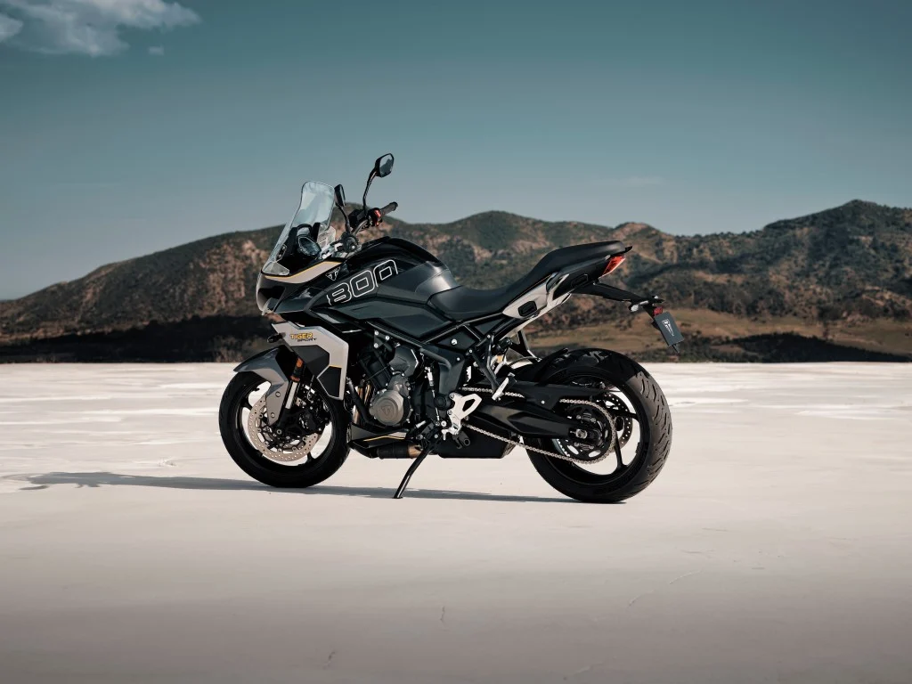 Motocicletas Triumph exibindo as novas e vibrantes opções de cores para 2027, com design que realça a personalidade esportiva e clássica da marca.