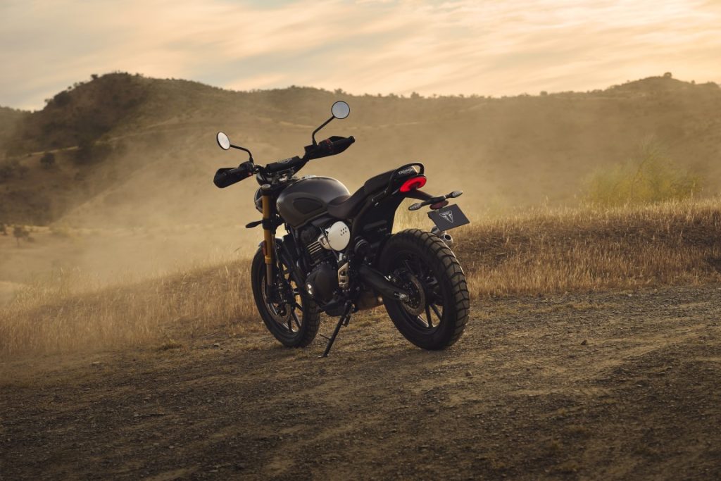 Motocicletas Triumph exibindo as novas e vibrantes opções de cores para 2027, com design que realça a personalidade esportiva e clássica da marca.