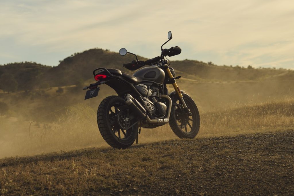 Motocicletas Triumph exibindo as novas e vibrantes opções de cores para 2027, com design que realça a personalidade esportiva e clássica da marca.