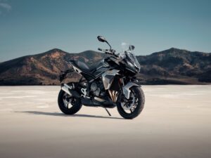 Motocicletas Triumph exibindo as novas e vibrantes opções de cores para 2027, com design que realça a personalidade esportiva e clássica da marca.
