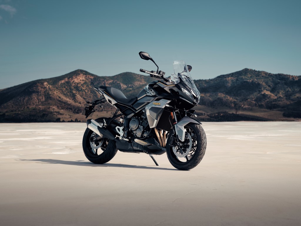 Motocicletas Triumph exibindo as novas e vibrantes opções de cores para 2027, com design que realça a personalidade esportiva e clássica da marca.