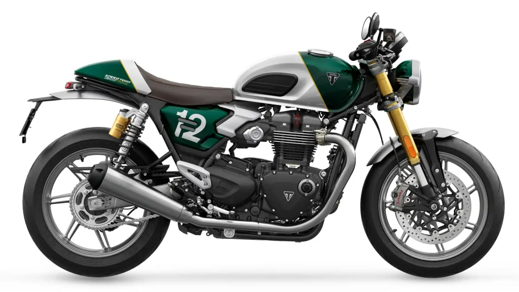Triumph Speed Twin 1200 Cafe Racer Edition 2027, uma motocicleta clássica moderna com carenagem frontal e estilo retrô em uma estrada europeia, detalhe do farol.