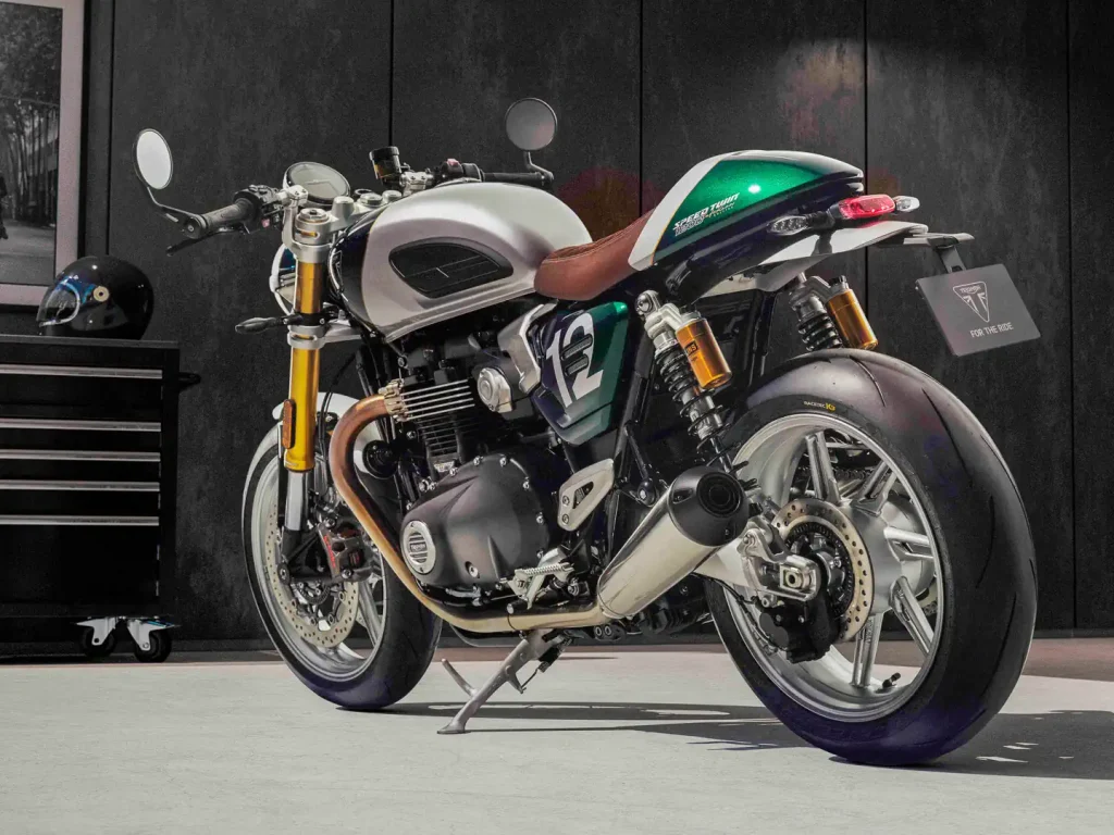 Triumph Speed Twin 1200 Cafe Racer Edition 2027, uma motocicleta clássica moderna com carenagem frontal e estilo retrô em uma estrada europeia, detalhe do farol.