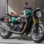 Triumph Speed Twin 1200 Cafe Racer Edition 2027, uma motocicleta clássica moderna com carenagem frontal e estilo retrô em uma estrada europeia, detalhe do farol.
