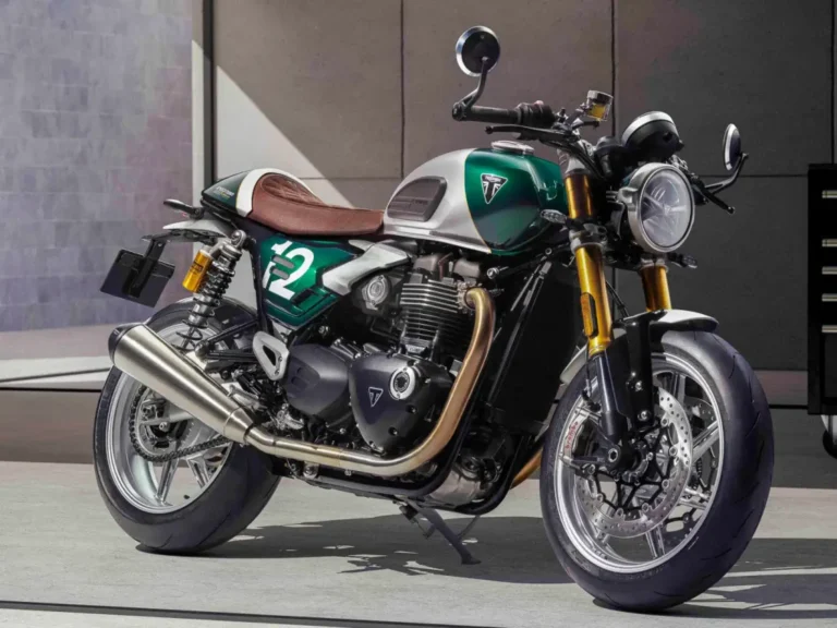 Triumph Speed Twin 1200 Cafe Racer Edition 2027, uma motocicleta clássica moderna com carenagem frontal e estilo retrô em uma estrada europeia, detalhe do farol.
