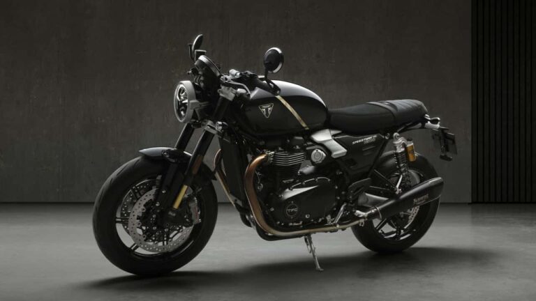 Triumph Speed Twin 1200 TFC, uma motocicleta customizada de fábrica com alta performance, freios Brembo e suspensão Öhlins em uma estrada sinuosa.