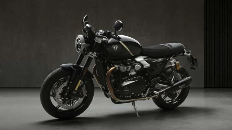 Triumph Speed Twin 1200 TFC, uma motocicleta customizada de fábrica com alta performance, freios Brembo e suspensão Öhlins em uma estrada sinuosa.