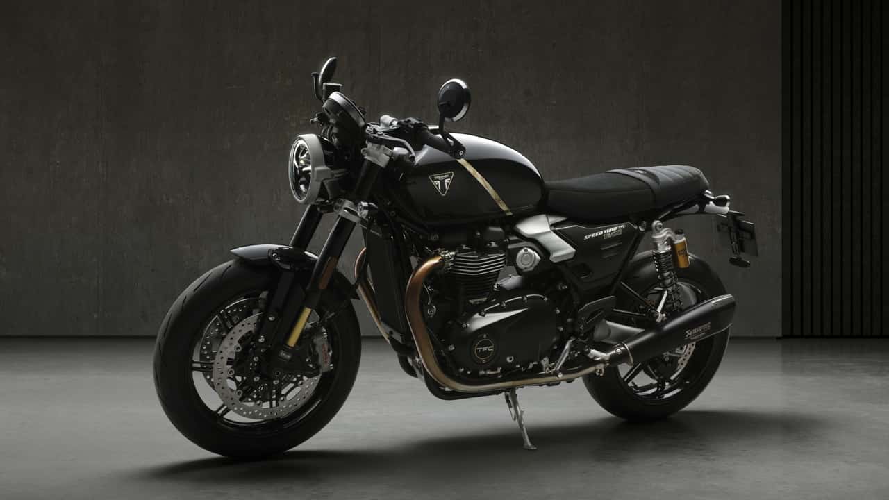 Triumph Speed Twin 1200 TFC, uma motocicleta customizada de fábrica com alta performance, freios Brembo e suspensão Öhlins em uma estrada sinuosa.