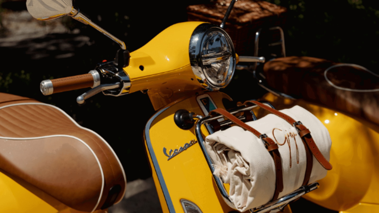 Vespa Gigi Primavera 125, scooter de edição limitada resultado da parceria entre Vespa e o restaurante Gigi Rigolatto, destacando seu design exclusivo e luxuoso.