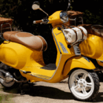 Vespa Gigi Primavera 125, scooter de edição limitada resultado da parceria entre Vespa e o restaurante Gigi Rigolatto, destacando seu design exclusivo e luxuoso.