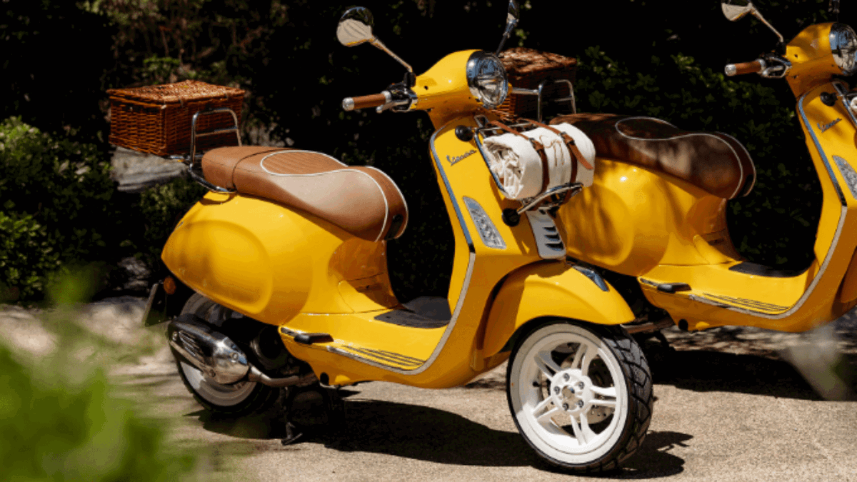 Vespa Gigi Primavera 125, scooter de edição limitada resultado da parceria entre Vespa e o restaurante Gigi Rigolatto, destacando seu design exclusivo e luxuoso.