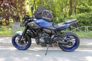 Bolsa de depósito Bagster PUPPY com cão de pequeno porte, projetada para transporte seguro e confortável em viagens de moto, com aberturas para ventilação e visibilidade.