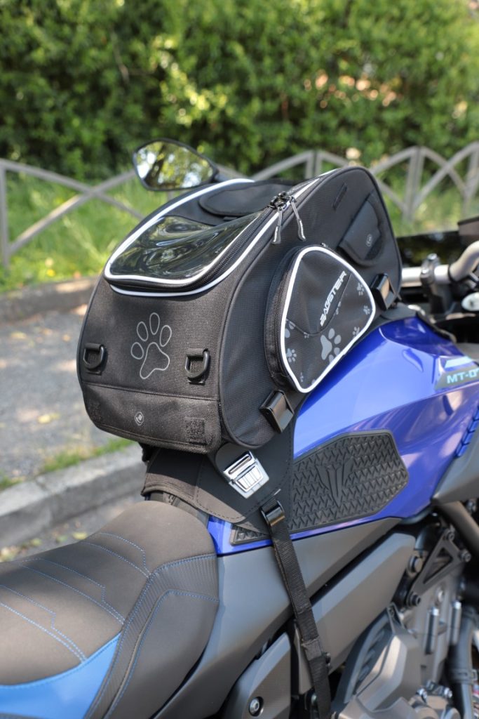 Bolsa de depósito Bagster PUPPY com cão de pequeno porte, projetada para transporte seguro e confortável em viagens de moto, com aberturas para ventilação e visibilidade.