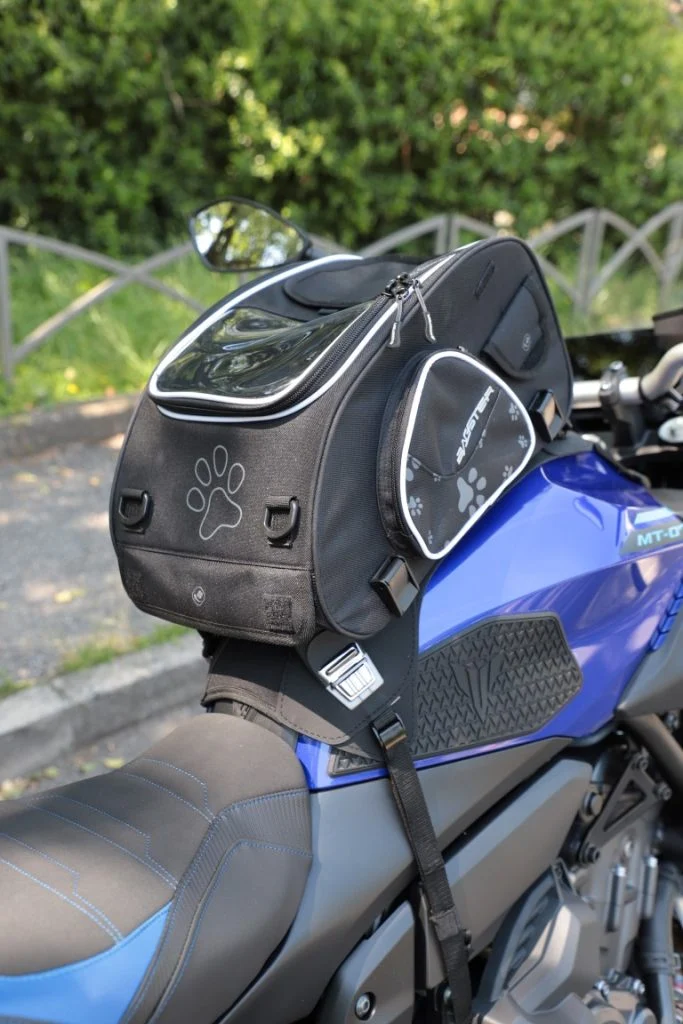 Bolsa de depósito Bagster PUPPY com cão de pequeno porte, projetada para transporte seguro e confortável em viagens de moto, com aberturas para ventilação e visibilidade.
