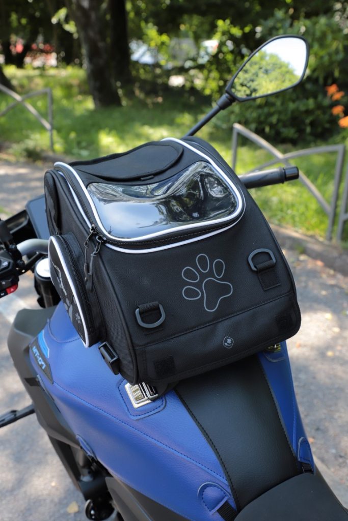 Bolsa de depósito Bagster PUPPY com cão de pequeno porte, projetada para transporte seguro e confortável em viagens de moto, com aberturas para ventilação e visibilidade.