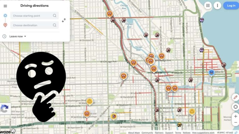 Interface do aplicativo Waze exibindo um mapa com rota otimizada para motocicletas, destacando ícones de buracos e perigos na via, com um smartphone montado em um guidão de motocicleta.