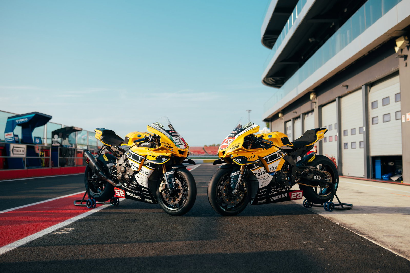 Yamaha R1 especial com a icônica pintura amarela e preta 'speed block' de Kenny Roberts, preparada para corrida noturna em Misano.