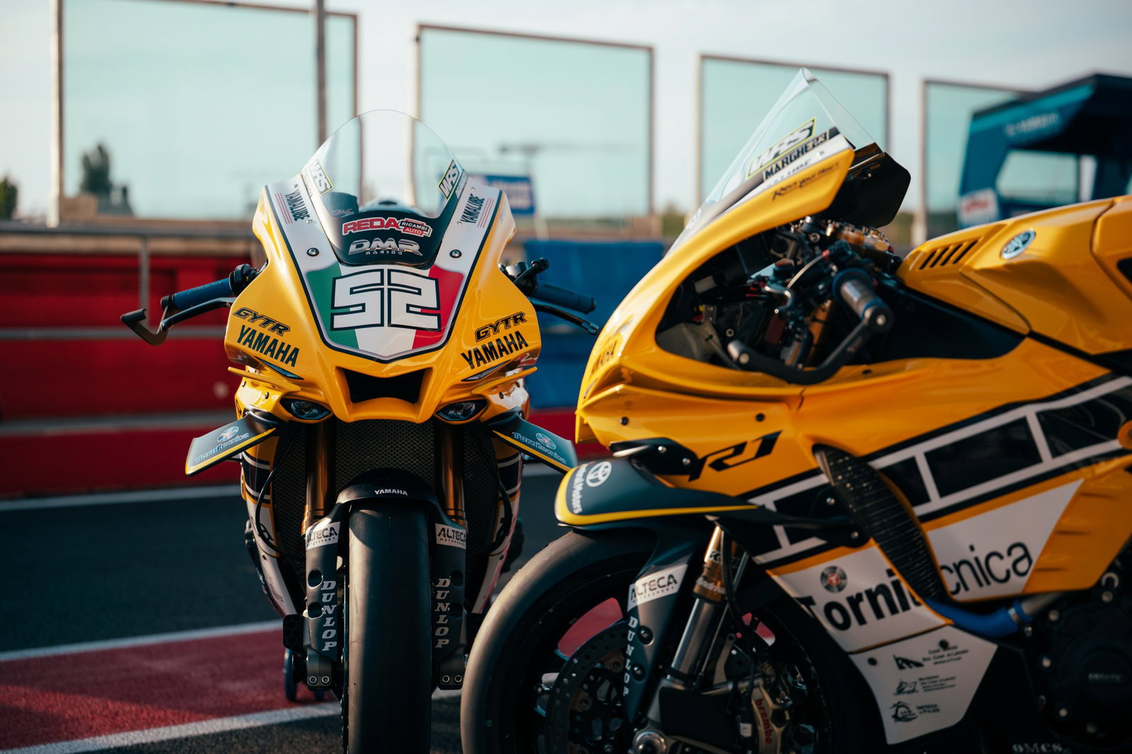 Yamaha R1 especial com a icônica pintura amarela e preta 'speed block' de Kenny Roberts, preparada para corrida noturna em Misano.