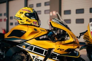 Yamaha R1 especial com a icônica pintura amarela e preta 'speed block' de Kenny Roberts, preparada para corrida noturna em Misano.