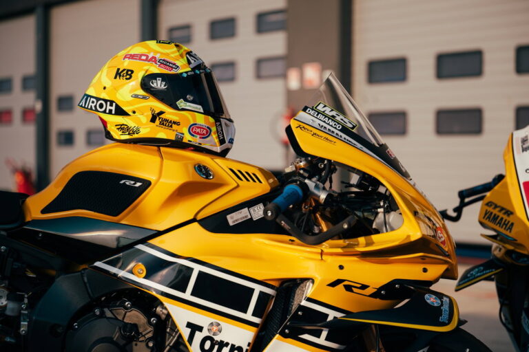 Yamaha R1 especial com a icônica pintura amarela e preta 'speed block' de Kenny Roberts, preparada para corrida noturna em Misano.
