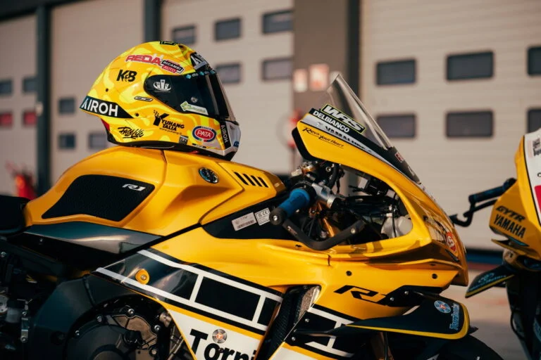 Yamaha R1 especial com a icônica pintura amarela e preta 'speed block' de Kenny Roberts, preparada para corrida noturna em Misano.