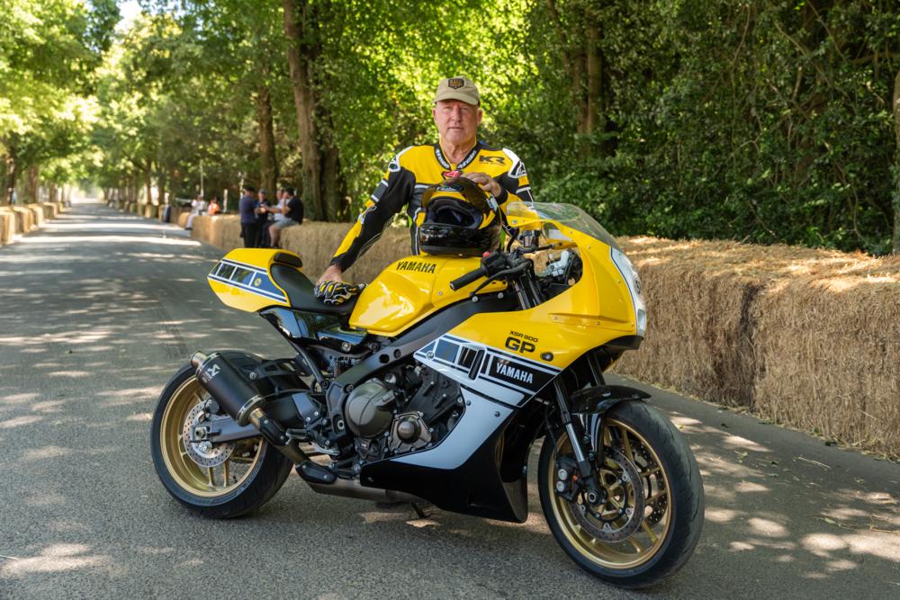 Yamaha XSR900 GP na pista de Goodwood, exibindo as cores clássicas de corrida inspiradas em Kenny Roberts com sua carenagem retrô.
