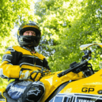 Yamaha XSR900 GP na pista de Goodwood, exibindo as cores clássicas de corrida inspiradas em Kenny Roberts com sua carenagem retrô.