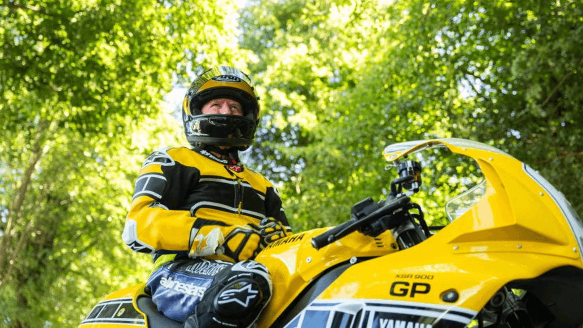 Yamaha XSR900 GP na pista de Goodwood, exibindo as cores clássicas de corrida inspiradas em Kenny Roberts com sua carenagem retrô.