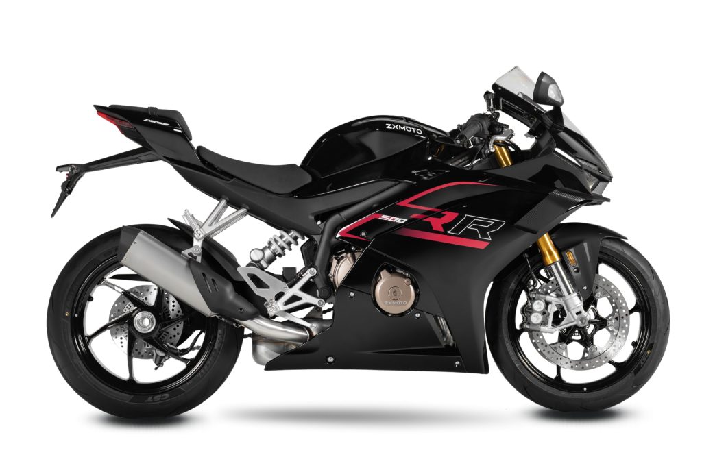 ZXMoto 500RR em destaque, moto esportiva de carenagem vermelha e preta com design agressivo e motor de quatro cilindros em linha.