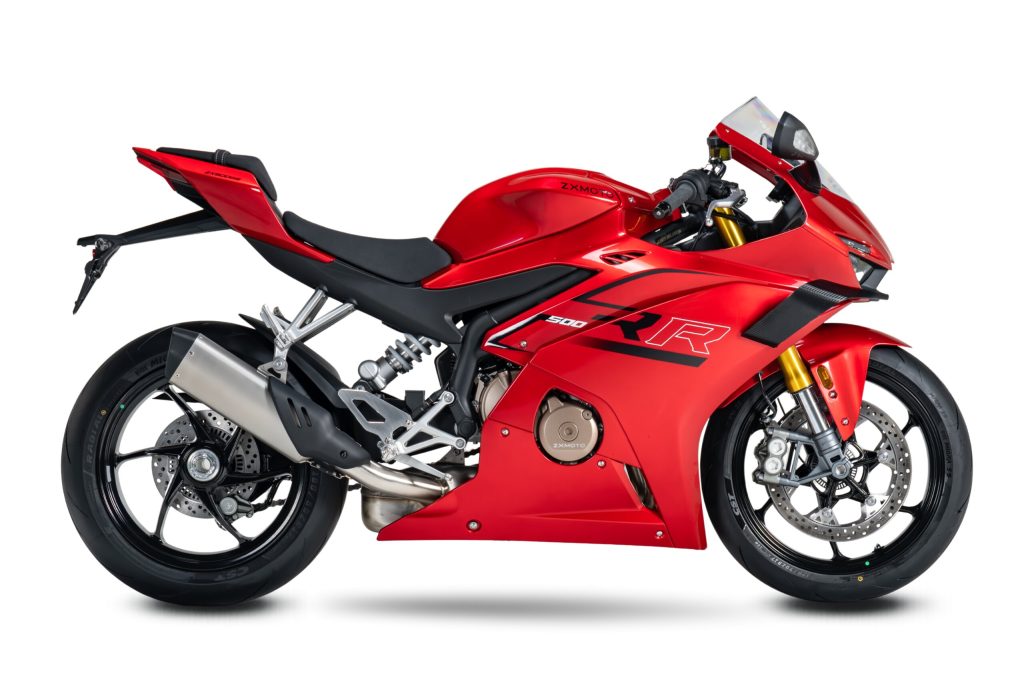 ZXMoto 500RR em destaque, moto esportiva de carenagem vermelha e preta com design agressivo e motor de quatro cilindros em linha.
