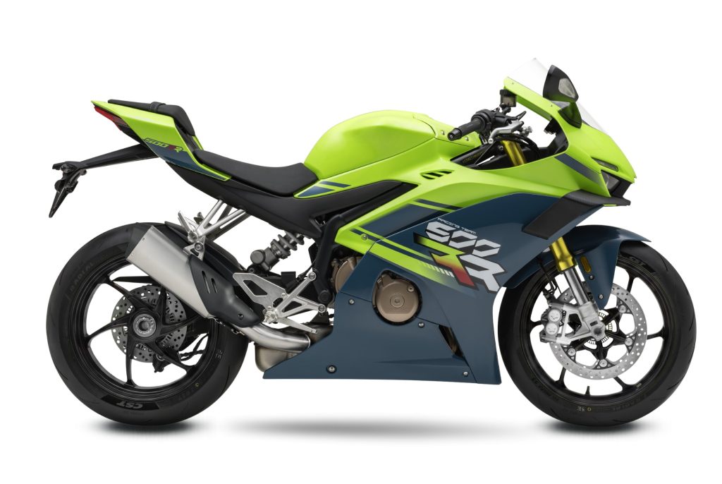 ZXMoto 500RR em destaque, moto esportiva de carenagem vermelha e preta com design agressivo e motor de quatro cilindros em linha.